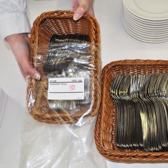 Besteckteile Büffetfertig in Tischkörbchen verpackt